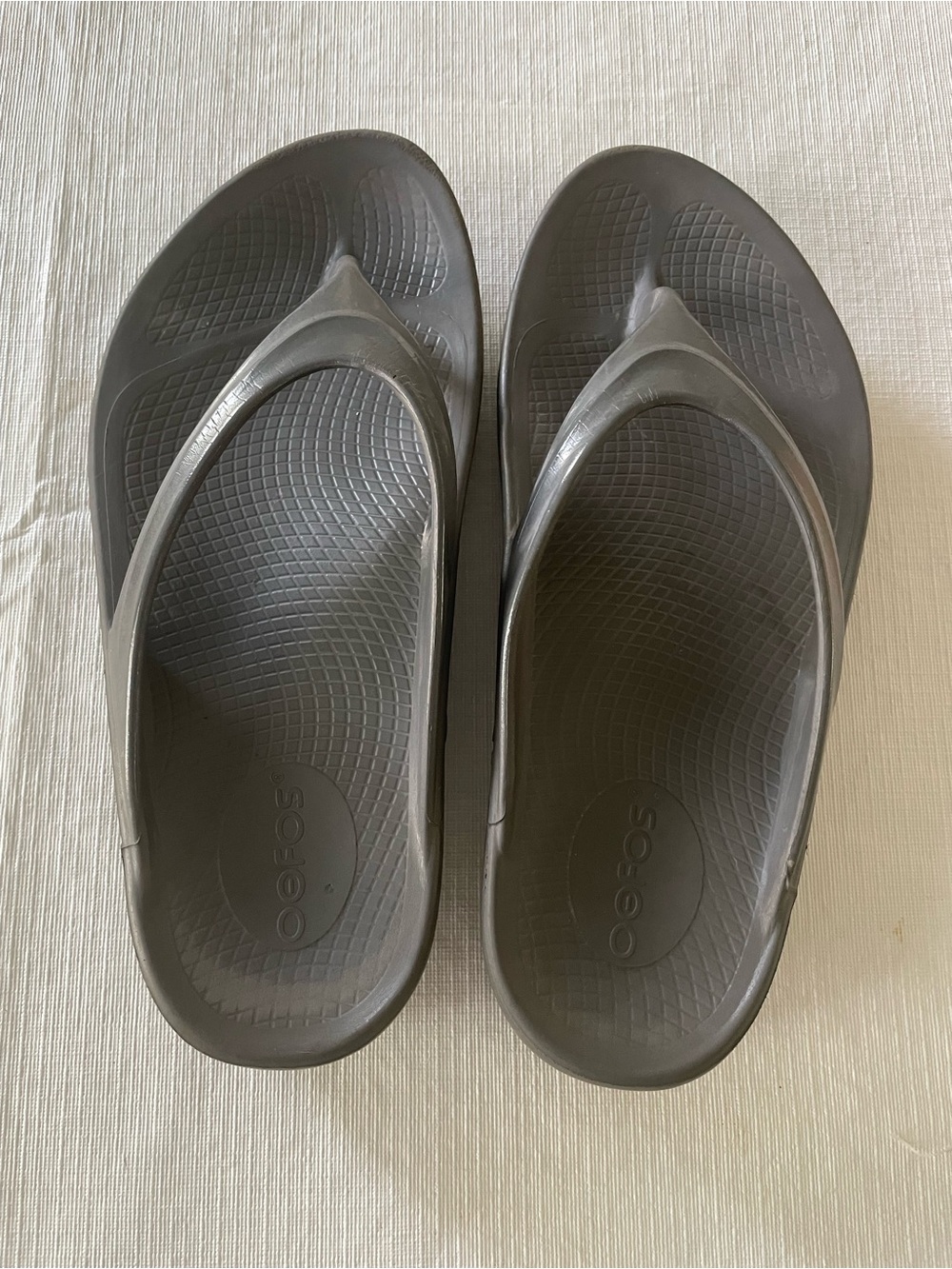 OOFOS Unisex Recovery Flip Sandals in Dark Gray